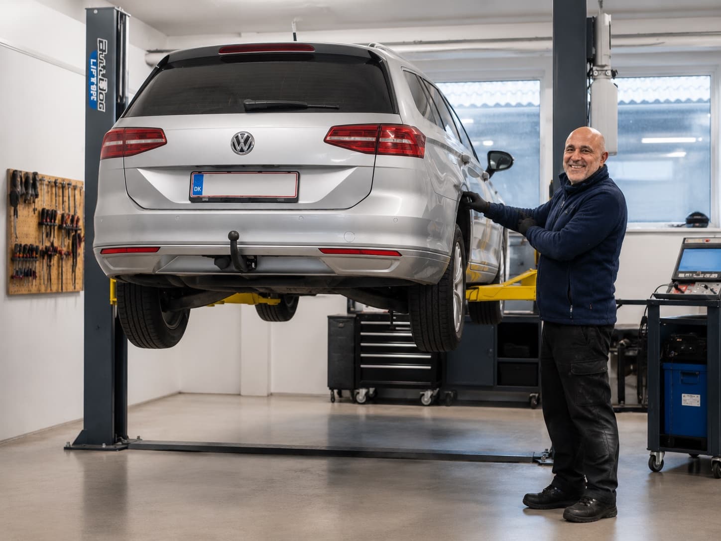 Bil på lift til tjek og skift af bremser hos Super Auto i Hillerød