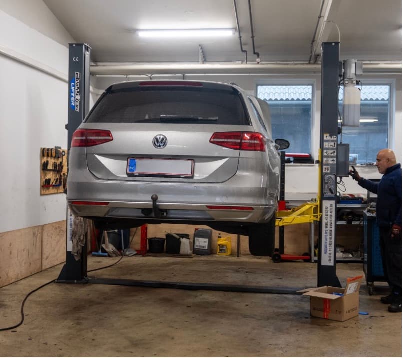 Bil på lift ved montering af anhængertræk hos Super Auto i Hillerød