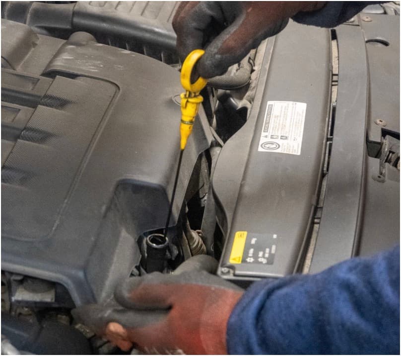 Motorarbejde ved reparation af kølesystem hos Super Auto i Hillerød