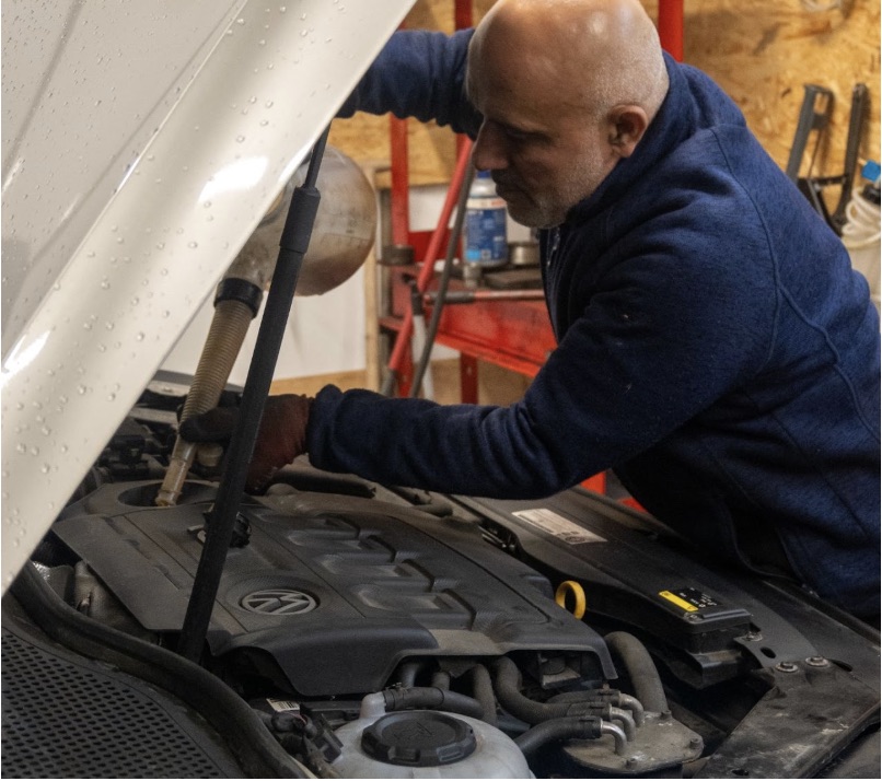 Youssef arbejder på en bil